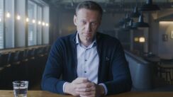 кадр з фільму Навальний