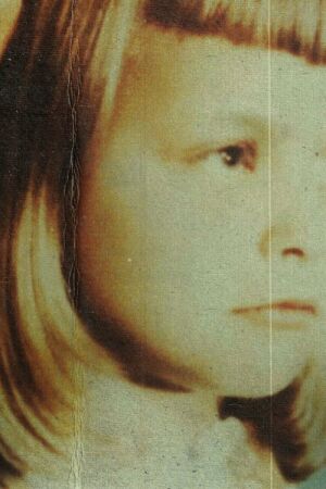 Дівчинка на знімку постер