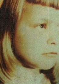 Дівчинка на знімку постер