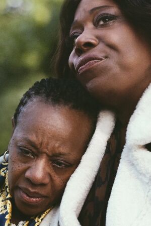 Гірка правда постер