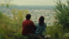 кадр з фільму Майл Енд Кікс